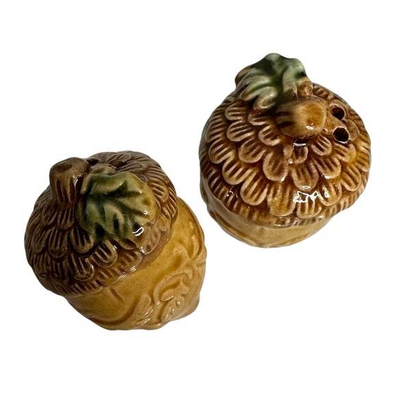 Vintage 70s Porcelain Acorn Salt and Pepper Novelty Shaker Set - Picture 6 of 8